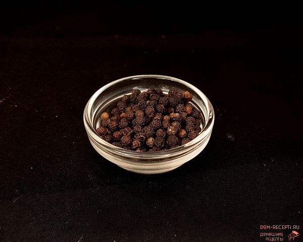 Черный перец горошком