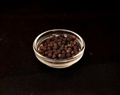 Черный перец горошком